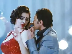 ಕುಚೋದ್ಯದ ಮೇಲೆ ಕುಟುಂಬದ ಒಳಾಂಗಣದಲ್ಲಿ ಓರ್ವ ವಿದ್ಯಾರ್ಥಿ ಕುಡಿಯುವ ಪ್ರೌಢ ಮಹಿಳೆ ಅಡಿಗೆ ಮೇಜಿನ ಮೇಲೆ ಮಲಗಿದ ನಂತರ ನೆಲದ ಮೇಲೆ