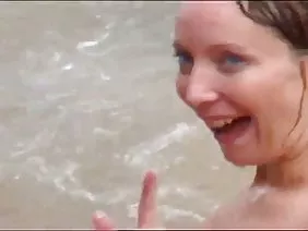 ಬುಸ್ಟಿ ಗೃಹಿಣಿಯು ತನ್ನ ಪತಿಯೊಂದಿಗೆ ಜೊತೆಯಾಗುವುದಿಲ್ಲ ಮತ್ತು ಆದ್ದರಿಂದ ತನ್ನ ಕ್ಯಾಪ್ನಲ್ಲಿ ದೈತ್ಯ ಡಿಲೋಡೊವನ್ನು ನೂಕುವುದು ನಿರ್ಧರಿಸಿದ್ದಾರೆ