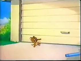 ಒಬ್ಬ ವ್ಯಕ್ತಿ ತನ್ನ ಕಚೇರಿಯಲ್ಲಿ ಪ್ರೌಢ ಬಾಸ್ ಅನ್ನು ಕಿತ್ತುಕೊಂಡು ತನ್ನ ಬಾಯಿಯಲ್ಲಿ ಕಸವನ್ನು ಕೊನೆಗೊಳಿಸಿದನು