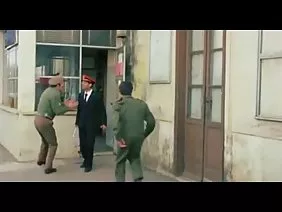 ರೆಸಾರ್ಟ್ನಲ್ಲಿರುವ ಪತ್ನಿ ಹೋಟೆಲ್ ಕೊಠಡಿಯಲ್ಲಿ ನೆರೆಯವರನ್ನು ಆಕರ್ಷಿಸುತ್ತಾನೆ