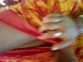 ಕೈಯಿಂದ ಸುಂದರ ಹುಡುಗಿ ಎಳೆತ