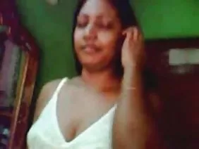 ಮೋಹಕವಾದ ಇನ್ನಿಬ್ಬರು ಏಕತಾನಕ ಬ್ಲೋಜಾಬ್ನ್ನು ತಯಾರಿಸುತ್ತಾರೆ, ಅವಳ ಮುಖದ ಮೇಲೆ ಹೊಡೆಯುತ್ತಾರೆ ಮತ್ತು ಎಲ್ಲವನ್ನೂ ಪಡೆಯುತ್ತಾರೆ