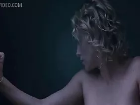 ಸ್ನಾಪರ್ ಕ್ರೂರವಾಗಿ ತನ್ನ ಬಾಯಿಯಲ್ಲಿ ಯುವಕನನ್ನು ಅತ್ಯಾಚಾರ ಮಾಡಿದಳು, ಮತ್ತು ನಂತರ ಕತ್ತರಿಸಿಕೊಂಡ ಪುಸಿ, ಅವಳ ಮುಖ ಮತ್ತು ಕೂದಲು ಮುಗಿದ ನಂತರ