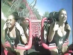 ಒಂದು ಸಣ್ಣ ಸ್ಕರ್ಟ್ ಬಲವಾದ ನಾಯಿ ಪ್ರಚೋದಿಸಿತು ಮತ್ತು ಅವನಿಂದ ಯೋನಿಯ ಒಂದು ತ್ವರಿತ ಕೋಳಿ ಪಡೆದರು