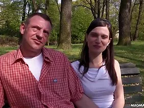 ಖಾಲಿ ಬಹಳಷ್ಟು, ಒಂದು ಬಣ್ಣದ ಬಿಚ್ ಒಂದು ಬೋಲ್ಟ್ ಹೀರಿಕೊಳ್ಳುತ್ತಾರೆ, ಮತ್ತು ನಂತರ ಕ್ರೀಡಾ ಕತ್ತೆ ಒಂದು ಎಳೆತ ನೀಡಿದರು