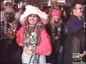 ವಿನೈಲ್ ಉಡುಪುಗಳಲ್ಲಿನ ಎರಡು ಬಿಟ್ಚಸ್ ಗಳು ವ್ಯಕ್ತಿಯಿಂದ ಅಪಹಾಸ್ಯಕ್ಕೊಳಗಾಗುತ್ತಾರೆ, ರಕ್ತದಿಂದ ಅವರನ್ನು ಸೋಲಿಸುತ್ತಾರೆ