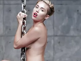 ತರಬೇತಿಯ ನಂತರ ಕೋರ್ಟ್ನಲ್ಲಿ ತರಬೇತುದಾರನೊಂದಿಗೆ ಹೊಂಬಣ್ಣದ ಆಸೆ ಇದೆ.