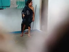 ರಾತ್ರಿಯಲ್ಲಿ ಪ್ರಬುದ್ಧ ವಿವಾಹಿತ ಸುಂದರಿ ಅವಳ ಪ್ರೇಯಸಿಯ ಡಿಕ್ನನ್ನು ಕಾಮ್ಕೋರ್ಡರ್ನ ಮುಂಭಾಗದಲ್ಲಿ ಹೀರಿಕೊಳ್ಳುತ್ತಾನೆ