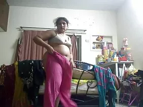 ಸೂಕ್ಷ್ಮ ಬ್ಲೋಜಾಬ್ ನಿಧಾನವಾಗಿ ಶ್ಯಾಮಲೆ ನಡೆಸುತ್ತದೆ, ಯಾರು ಅಂತಿಮ ನುಂಗಲು ಕಮ್