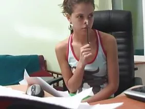 ಶ್ಯಾಮಲೆ, ಒಂದು ಕವಲುತೋಕೆ ಭಂಗಿ ತೆಗೆದುಕೊಳ್ಳುವುದರಿಂದ, ನಿಮ್ಮನ್ನು ದೃಢವಾಗಿ ಬಾಯಿಯಲ್ಲಿ ಬಡಿಯಲು ಅನುವು ಮಾಡಿಕೊಡುತ್ತದೆ