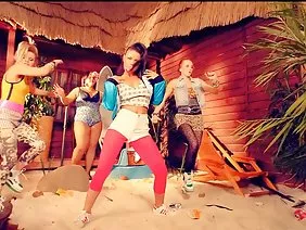 ತನ್ನ ಪತಿಯಿಂದ ರಹಸ್ಯವಾಗಿ ಒಬ್ಬ ಪತ್ನಿಯ ಹೆಂಡತಿ ಅವಳ ಕ್ಯಾಮರಾದಲ್ಲಿ ವೀಡಿಯೊ ಕ್ಯಾಮರಾ ಮುಂದೆ ಬರುತ್ತಾನೆ, ಮುಖವಾಡವನ್ನು ಧರಿಸಿ, ಯಾರೂ ಅದನ್ನು ಗುರುತಿಸುವುದಿಲ್ಲ