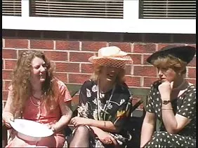 ಬಾತ್ರೂಮ್ನಲ್ಲಿರುವ ಲೆಸ್ಬಿಯನ್ನರು ಮೃದುವಾದ ಕುಣಿ, ಚುಂಬನ ಮತ್ತು ಕೋಮಲ ದೇಹಗಳ ಘರ್ಷಣೆಯೊಂದಿಗೆ ಪರಸ್ಪರ ಬೆಚ್ಚಗಾಗುತ್ತಾರೆ.