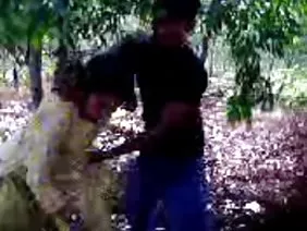 ದೈಹಿಕ ಸಾಮೂಹಿಕ ಕೃಷಿ ಕೆಲಸದ ನಂತರ ಒಬ್ಬ ವ್ಯಕ್ತಿಯೊಂದಿಗೆ ದೊಡ್ಡ ಬಾಗುಗಳನ್ನು ಹೊಂದಿರುವ ಮಹಿಳೆ fucks