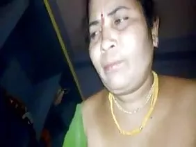 ಹಳ್ಳಿಯ ಹೊರವಲಯದಲ್ಲಿರುವ ಸುಂದರ ಹುಡುಗಿ ಮುಂಭಾಗದಲ್ಲಿ ಬ್ಲೋಜಾಬ್ ಮತ್ತು ಸ್ಮಾಕ್ಸ್ ಮಾಡುತ್ತದೆ