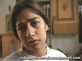 ರಷ್ಯನ್ ಶ್ಯಾಮಲೆ ತನ್ನ ಬಾಯಿಯೊಂದಿಗೆ ಮನುಷ್ಯನ ತುಪ್ಪಳವನ್ನು ಉಜ್ಜುತ್ತದೆ