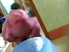 Alyona ಗುಲಾಬಿ ಪುಸಿ ಆಫ್ jerks, ಮತ್ತು ನಂತರ ಅವರು ಕಿರಿಕಿರಿ ಬಾಣಸಿಗ ಬಲವಾದ ಡಿಕ್ ಪಡೆಯುತ್ತದೆ