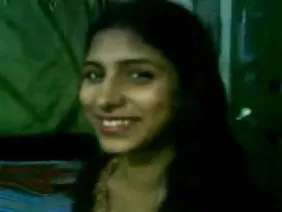 ಯಂಗ್ ರಷ್ಯನ್ ಒಂದೆರಡು ಗೊಂದಲದಿಂದ ವಿದ್ಯಾರ್ಥಿ ಹಾಸ್ಟೆಲ್ನಲ್ಲಿ ಹಾಸಿಗೆಯ ಮೇಲೆ ಮುಳುಗುತ್ತದೆ