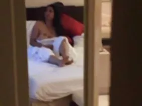 ಸುರುಳಿಯಾಕಾರದ ಶ್ಯಾಮಲೆ ತನ್ನ ಪ್ರೇಯಸಿಯ ಪ್ಯಾಂಟ್ಗಳನ್ನು ನಿಲ್ಲಿಸಿತು ಮತ್ತು ಅವನನ್ನು ಲೈಂಗಿಕವಾಗಿ ಸೆಳೆದುಕೊಂಡಿತು