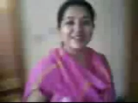 ಪ್ರೇಕ್ಷಕರಲ್ಲಿ ಒಬ್ಬ ವಿದ್ಯಾರ್ಥಿ, ತನ್ನ ಪ್ರೇಯಸಿಯಾದ ಬಾಯಿ ಮತ್ತು ಪುಸಿಗಳ ಮೇಲೆ ಡಿಕ್ನೊಂದಿಗೆ ನಡೆದರು.