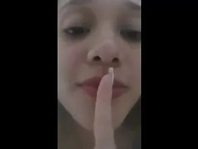 ಹೆಂಗಸು, ಕೆಂಪು ಲಿಂಗರೀ ಧರಿಸಿ, ತನ್ನ ಗಂಡನನ್ನು ಆಳವಾದ ಬ್ಲೋಜಾಬ್ ಮತ್ತು ಇಂದ್ರಿಯ ಲೈಂಗಿಕತೆಯೊಂದಿಗೆ ಭೇಟಿಯಾದರು.