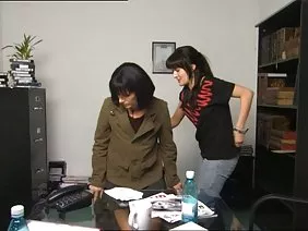 ಸ್ವಲ್ಪ ಕಪ್ಪು ಉಡುಪಿನಲ್ಲಿ ಹುಡುಗಿ ಉತ್ತಮ ಬ್ಲೋಜೋಬ್ ಮಾಡುವುದು ಮತ್ತು ಫಕಿಂಗ್ ಸಮಯದಲ್ಲಿ ಕಡಿಮೆ ಬೆನ್ನಿನ ಬಾಗುತ್ತದೆ