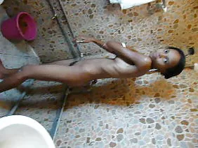 ಕಾರಿನ ಕಿಟಕಿಯಿಂದ ನಾಚಿಕೆಯಿಲ್ಲದ ಹುಡುಗಿ ಅವಳ ನಯವಾದ ಪಾಡ್ ಮತ್ತು ನೀರಸ ಗುದವನ್ನು ತೋರಿಸುತ್ತದೆ