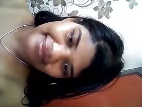 ಬಾಟಲ್ ಬಿಯರ್ಗಾಗಿ ಕೆಂಪು ಬಳೆ ಕಾರಿನ ಹತ್ತಿರ ಡಿಕ್ ಸಕ್ಸ್