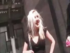 ಟಿ ಷರ್ಟು ಮತ್ತು ಕಪ್ಪು ಸ್ಟಾಕಿಂಗ್ಸ್ನಲ್ಲಿರುವ ಹೆಂಡತಿ ಗಂಡನ ಡಿಕ್ ರುಚಿ