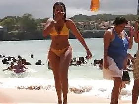 ಸಣ್ಣ, ಆದರೆ ಸ್ಥಿತಿಸ್ಥಾಪಕ ಎದೆಯೊಂದಿಗಿನ ಹುಡುಗಿ ಗಿಟಾರ್ ವಾದಕನಿಗೆ ನೀಡಿದರು, ಮತ್ತು ಅವನ ಮುಂಭಾಗದಲ್ಲಿ ಎಲ್ಲಾ ನಾಲ್ಕು ಮೈಲಿಗಳ ಮೇಲೆ ನಿಂತಿದ್ದರು