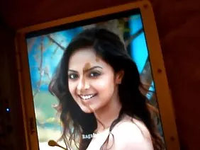 ಒಂದು ಸುಂದರ ಹೊಂಬಣ್ಣದ ಬೀದಿಯಲ್ಲಿ ಭೇಟಿಯಾದ ಅವಳ ಗುಡಿಸಲಿನಲ್ಲಿ ಪರಾಕಾಷ್ಠೆ ಕೊನೆಗೊಂಡಿದೆ