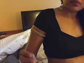 ವಿನಮ್ರ ವ್ಯಕ್ತಿ ತನ್ನ ಗೆಳತಿ ಜೊತೆ ಪ್ರಣಯ ದಿನಾಂಕದಂದು ಸೌಮ್ಯ ಲೈಂಗಿಕ ಸಿಕ್ಕಿತು.