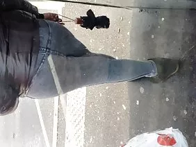 ಬಾಬಿಸ್ಚಾ ಅವಳ ಅಡಿಗೆ ದುರಸ್ತಿ ಮಾಡಲು ಮಾಸ್ಟರ್ ಅನ್ನು ಕರೆದೊಯ್ದಳು, ಮತ್ತು ಕೃತಜ್ಞತೆಯಿಂದ ಅವಳು ತನ್ನ ಕತ್ತರಿಸಿಕೊಂಡ ಮುಖವನ್ನು ಆವರಿಸಿದ್ದಳು.