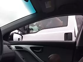 ಅವಳ ಗೆಳತಿಯ ಕಪ್ಪು ಪಾರದರ್ಶಕ ಹೆಣ್ಣುಮಕ್ಕಳನ್ನು ಎಳೆದುಕೊಂಡು, ಆಕೆಯು ಅವಳನ್ನು ಡಿಕ್ನನ್ನು ಪ್ರಕೃತಿಯಲ್ಲಿ ಎಸೆದರು