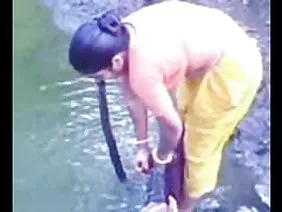 ಬಾಸ್ ಮುಂದೆ ಡೆಸ್ಕ್ಟಾಪ್ನಲ್ಲಿ ಇಬ್ಬರು ನೌಕರರು ಪರಸ್ಪರ ಪುಸಿಗಳನ್ನು ನಾಕ್ ಮಾಡಿದರು