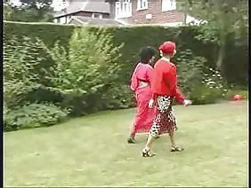 ಇಬ್ಬರು ಗೆಳತಿಯರು ರೈತರನ್ನು ಮೋಸಗೊಳಿಸಿದರು, ಅವನನ್ನು ಎಳೆದು ತಿರುಗುತ್ತಾಳೆ