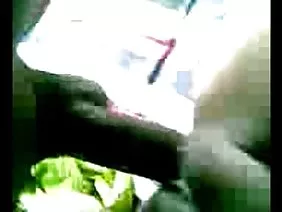 ಸೂಕ್ಷ್ಮ ಹುಡುಗಿ ಒಬ್ಬ ವ್ಯಕ್ತಿಯೊಂದಿಗೆ ಸುಂದರವಾಗಿ ನೋಡುತ್ತಾನೆ ಮತ್ತು ಅವನನ್ನು ದೃಷ್ಟಿಯಲ್ಲಿ ನೋಡುತ್ತಾನೆ