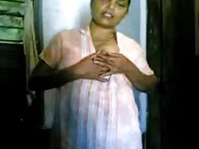ಕಿರಿದಾದ ಕಣ್ಣಿನ tselochka- ಗೀಷಾ vzrochnuila ಪುಸಿ ಕಂಪಕ ಮತ್ತು ಬೆರಳು ನಾಶವಾಗಿದ್ದನು ಕತ್ತೆ