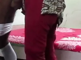 ಮುತ್ತಿನ ಮಣಿಗಳಲ್ಲಿ ಗ್ಲಾಮರ್ ಮಹಿಳೆ ಪ್ರೇಮದ ದೀರ್ಘ ಡಿಕ್ ಅನ್ನು ನಿಧಾನವಾಗಿ ಹೀರಿಕೊಳ್ಳುತ್ತದೆ