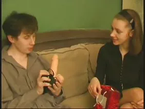 ತುಟಿಗಳ ಮೇಲೆ ರಷ್ಯಾದ ಒಂದೆರಡು ಚುಂಬಿಸುತ್ತಾನೆ ಉತ್ಕಟಭಾವದಿಂದ, ಒಂದು ರೈಡರ್ ಅನ್ನು ಭರ್ತಿಮಾಡುವುದು