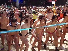 ಒಬ್ಬ ಯುವ ವ್ಯಕ್ತಿ ವಯಸ್ಕ ವಿವಾಹಿತ ಮಹಿಳೆಗೆ ಮುಂದಿನ ಬಾಗಿಲು ವಾಸಿಸುತ್ತಿದ್ದಾನೆ.