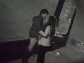 ಕೆಲಸದ ದಿನದ ಅಂತ್ಯದಲ್ಲಿ ಯುವ ದಂಪತಿಗಳು ಧೈರ್ಯದಿಂದ ಪ್ರಯೋಗಿಸುವವರು ಕ್ಯಾಮರಾದಲ್ಲಿ 